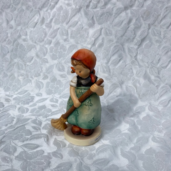 4.75" Hummel Figurine "Little Sweeper" Goebel W Germany 1984 Excellent Condition - Picture 3 of 9